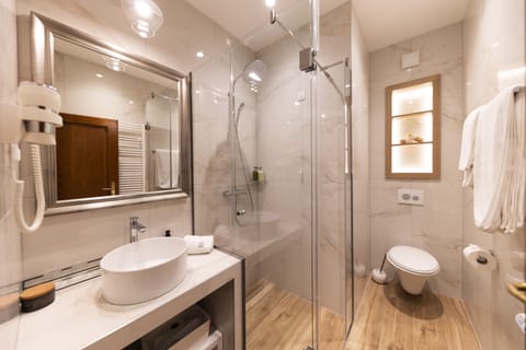 Deluxe Suite | Bathroom | Free toiletries, hair dryer, bathrobes, slippers