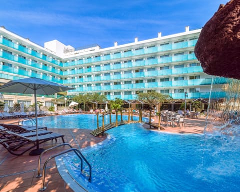 3 outdoor pools, open 9:00 AM to 7:00 PM, sun loungers