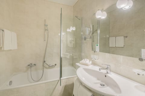 Executive Single Room with Partial Lake view from the Balcony | Bathroom | Free toiletries, hair dryer, towels
