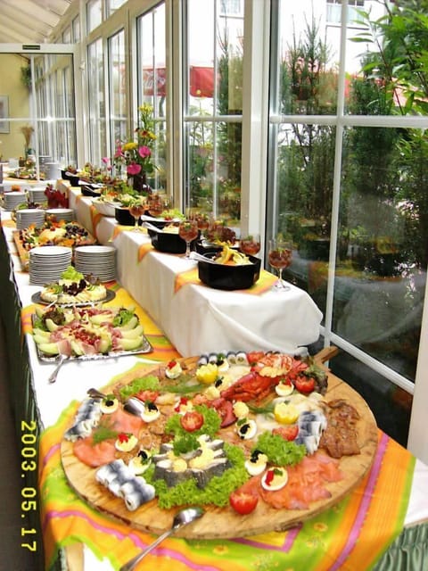 2 restaurants; breakfast and dinner served