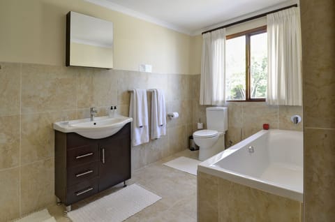 Deluxe Room | Bathroom | Shower, free toiletries, hair dryer, towels