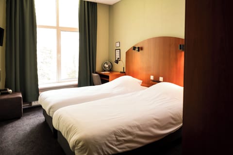 Double Room, 2 Twin Beds | Desk, blackout drapes, free WiFi, bed sheets