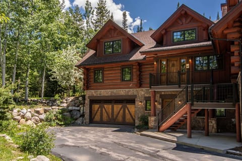 Welcome to Sticks & Stones Lodge