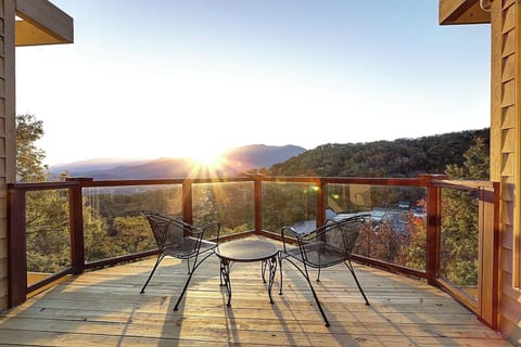 Beautiful sunrise over Mount Le Conte