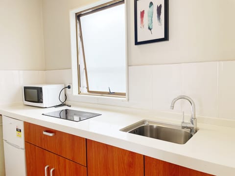 Standard Studio, 1 Bedroom, Non Smoking, Kitchen | Private kitchen | Fridge, microwave, stovetop, electric kettle