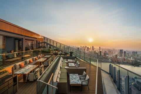 4 restaurants; breakfast, lunch, dinner, and brunch served