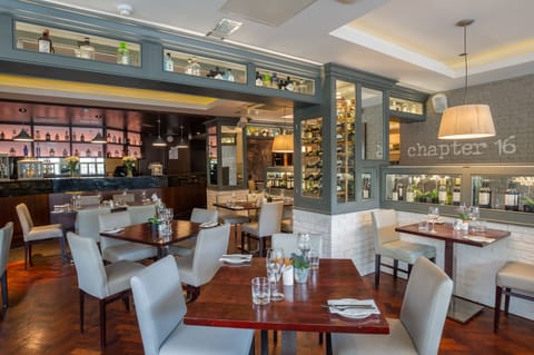 2 restaurants; breakfast, lunch, and dinner served