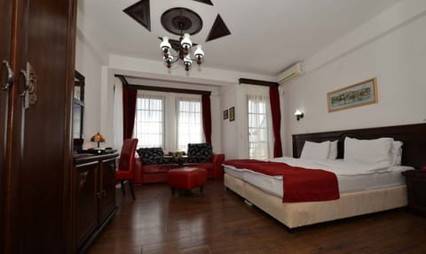 Deluxe Apartment, Lake View | Minibar, in-room safe, desk, soundproofing