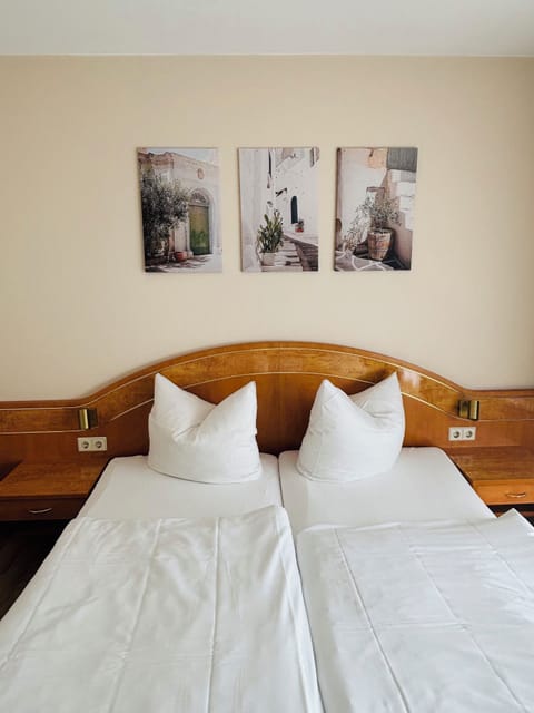 Hypo-allergenic bedding, in-room safe, desk, blackout drapes