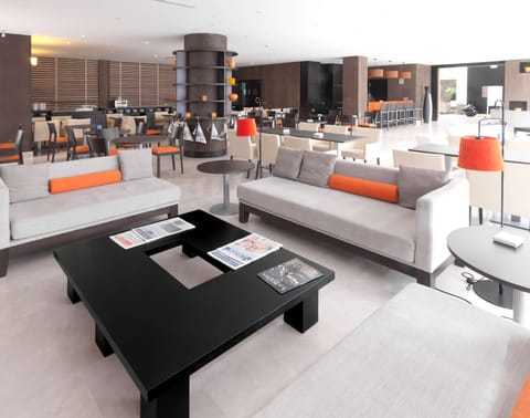 2 bars/lounges
