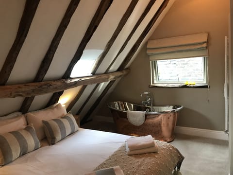 Romantic Double Room, 1 Double Bed, Bathtub, City View | 1 bedroom, iron/ironing board, bed sheets