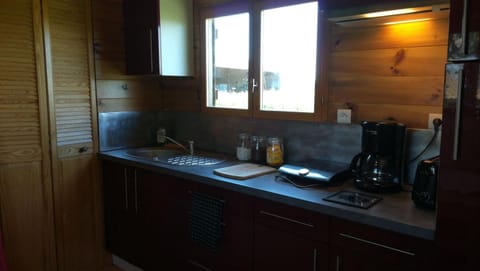 Full-size fridge, microwave, stovetop, coffee/tea maker