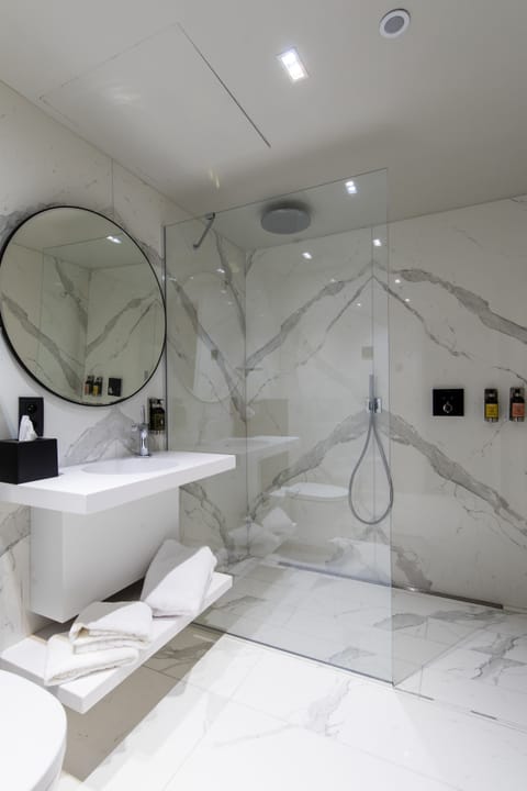 Deluxe Double Room | Bathroom | Shower, towels