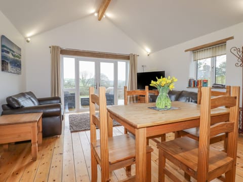 Cottage | Private kitchen | Fridge, microwave, stovetop, dishwasher