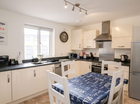 Cottage | Private kitchen | Microwave, stovetop, electric kettle, toaster