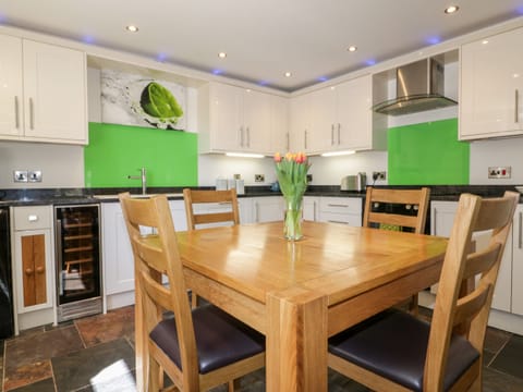 Cottage | Private kitchen | Stovetop, dishwasher, cookware/dishes/utensils