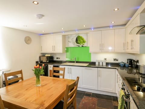 Cottage | Private kitchen | Stovetop, dishwasher, cookware/dishes/utensils