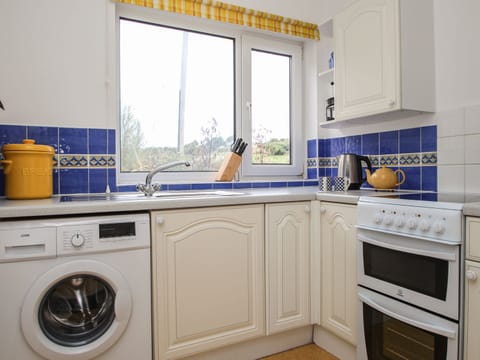 Cottage | Private kitchen | Cookware/dishes/utensils