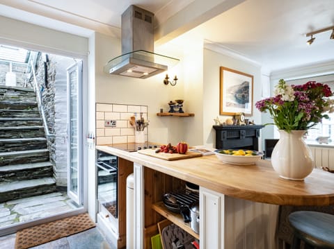 Cottage | Private kitchen | Microwave, stovetop, dishwasher, electric kettle