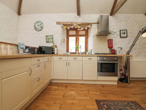 Cottage | Private kitchen | Dishwasher, cookware/dishes/utensils