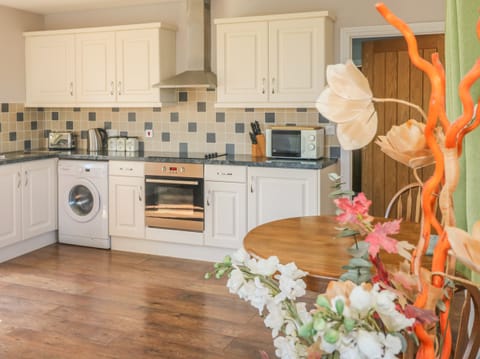 Cottage | Private kitchen | Cookware/dishes/utensils