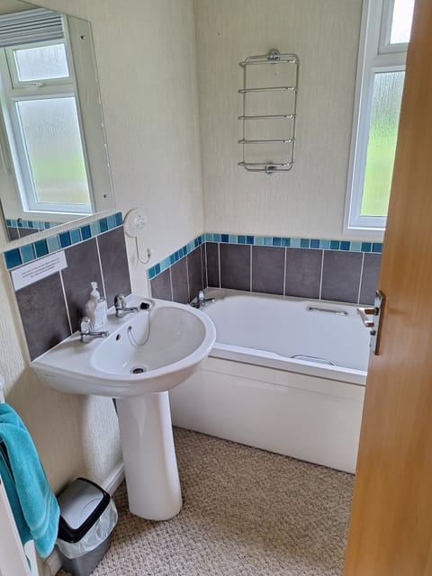 Willow Lodge | Bathroom | Shower, free toiletries, hair dryer, towels