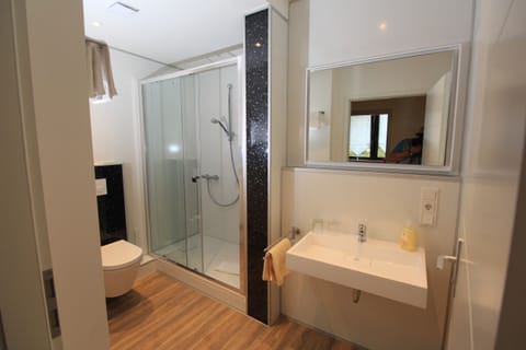Family Room, Accessible | Bathroom | Shower, free toiletries, hair dryer, towels