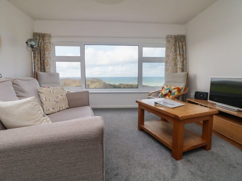Cottage | Living area | TV