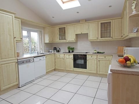 Cottage | Private kitchen | Fridge, microwave, stovetop, dishwasher