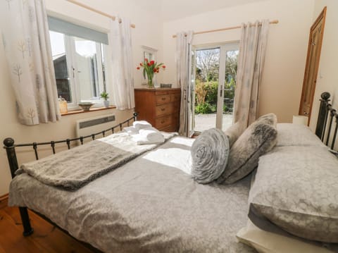 Cottage | 2 bedrooms, individually decorated, individually furnished, free WiFi