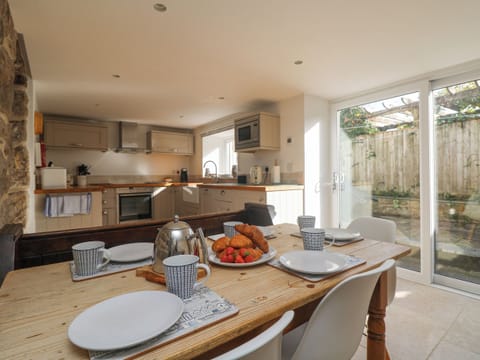 Cottage | Private kitchen | Dishwasher, cookware/dishes/utensils