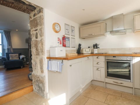 Cottage | Private kitchen | Dishwasher, cookware/dishes/utensils