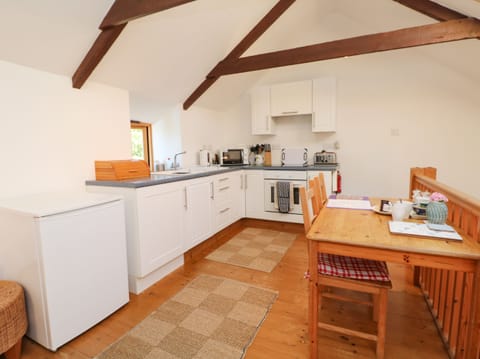 Cottage | Private kitchen | Fridge, microwave, stovetop, electric kettle