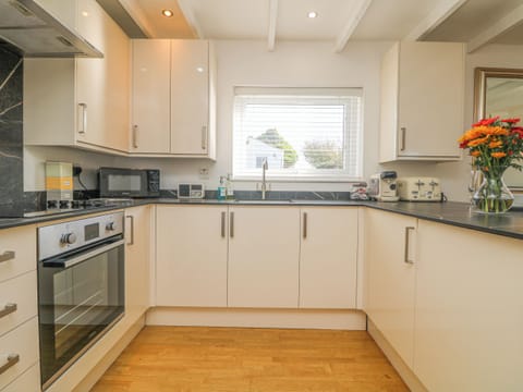 Cottage | Private kitchen | Fridge, cookware/dishes/utensils