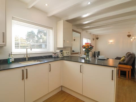 Cottage | Private kitchen | Fridge, cookware/dishes/utensils