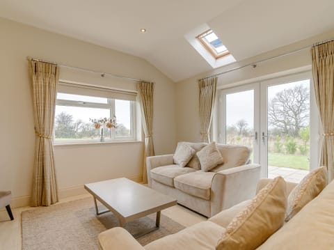 Cottage | Living area | Flat-screen TV, DVD player