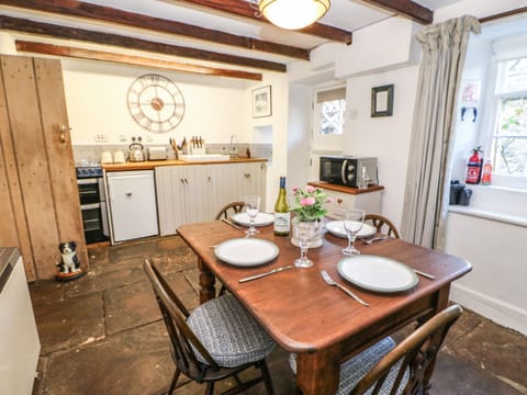 Cottage | Private kitchen | Stovetop, cookware/dishes/utensils