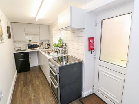 Cottage | Private kitchen | Stovetop, cookware/dishes/utensils