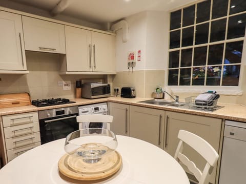 Cottage | Private kitchen | Dishwasher, highchair, cookware/dishes/utensils