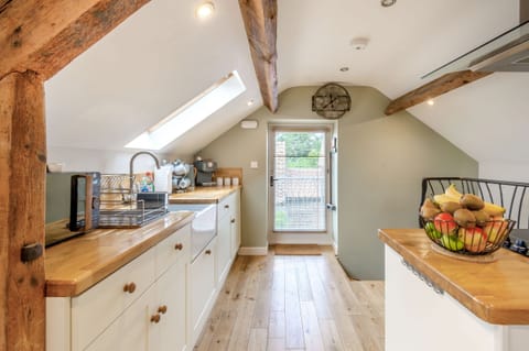 Cottage | Private kitchen | Stovetop, cookware/dishes/utensils