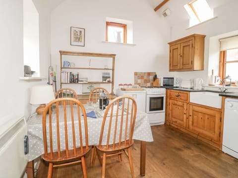 Cottage | Private kitchen | Microwave, stovetop, dishwasher, cookware/dishes/utensils