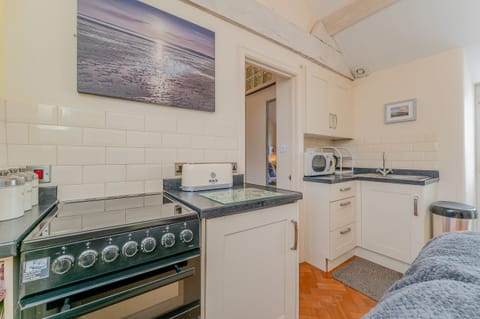 Cottage | Private kitchen | Cookware/dishes/utensils