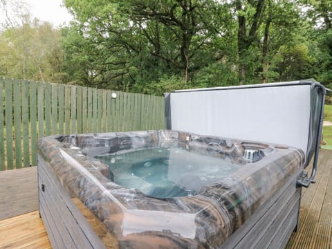 Cottage | Outdoor spa tub
