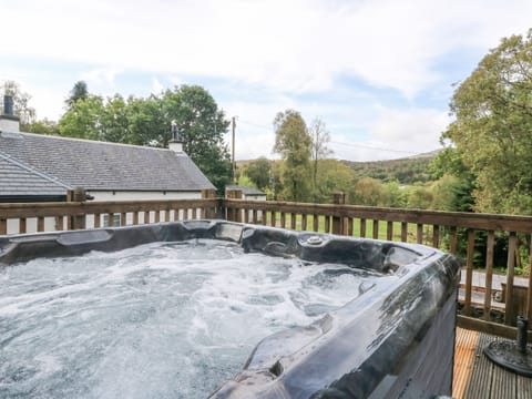 Cottage | Outdoor spa tub