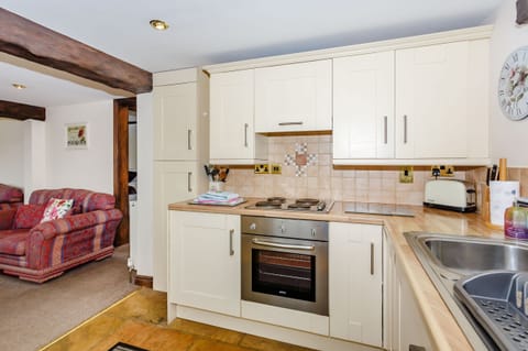 Cottage | Private kitchen | Stovetop, highchair, cookware/dishes/utensils