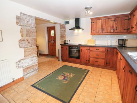 Cottage | Private kitchen | Stovetop, cookware/dishes/utensils