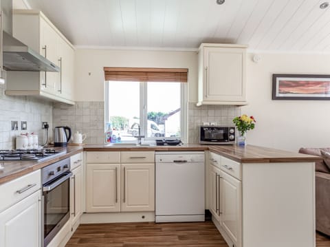 Cottage | Private kitchen | Dishwasher, toaster, cookware/dishes/utensils