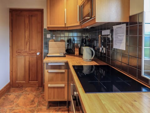 Cottage | Private kitchen | Fridge, stovetop, dishwasher, cookware/dishes/utensils
