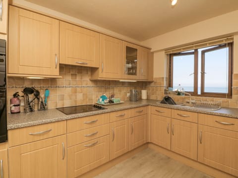 Cottage | Private kitchen | Stovetop, dishwasher, cookware/dishes/utensils