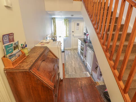 Cottage | Private kitchen | Fridge, microwave, stovetop, highchair